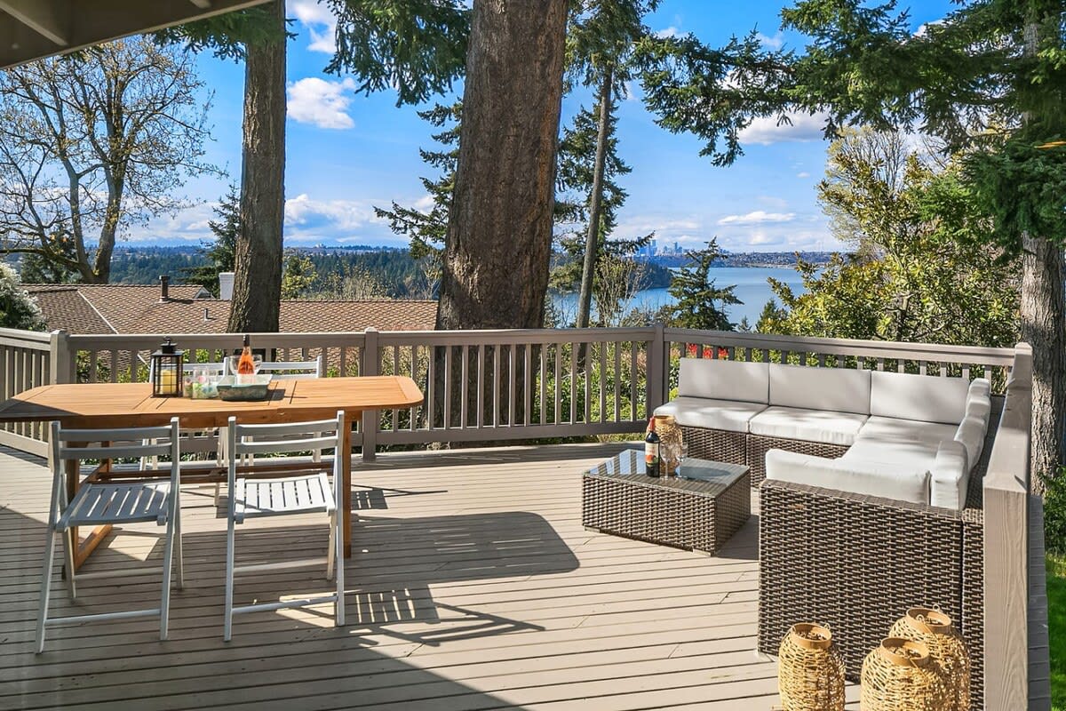 Mercer Island 房屋的露台与景观