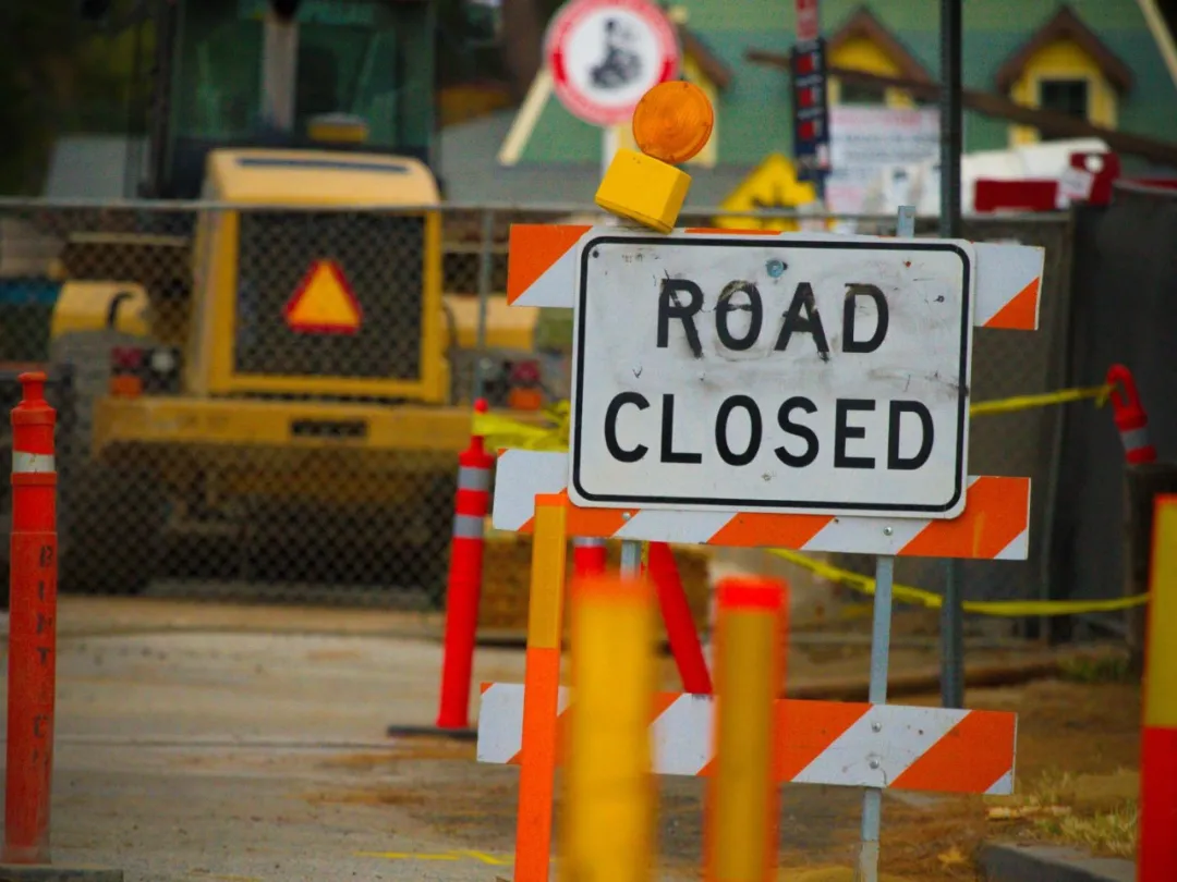 原文“ROAD CLOSED”道路封闭配图,用来比喻删评困难;并非某处房源道路情况。