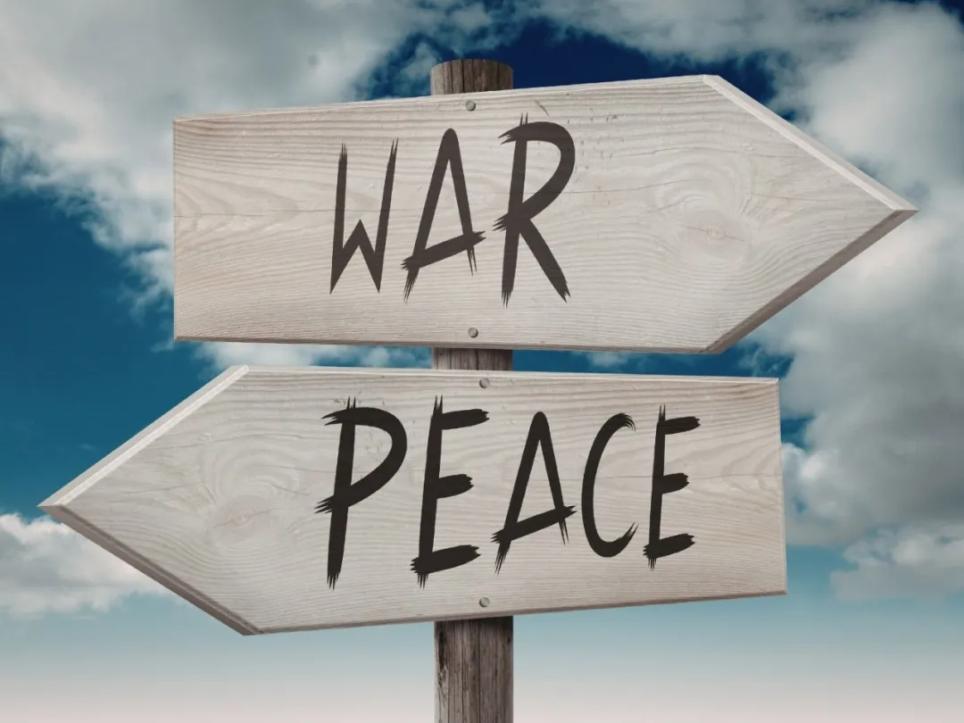 原文“WAR/PEACE”路牌示意图,非战争现场照片。